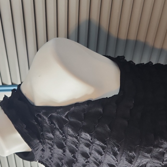 Very Important Pieces Black Textured Ruffle Halter Top - Picture 7 of 13